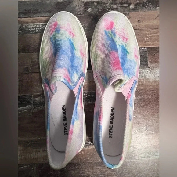 NWOT Steve Madden Tye Dye Women Slip on Sneaker Size 5 - Picture 2 of 5